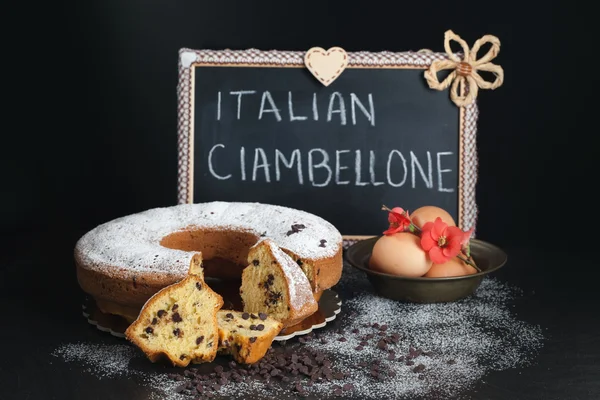 Italské Ciambellone s tabuli v pozadí — Stock fotografie