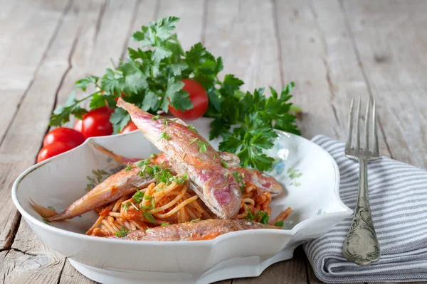 Spaghetti con salsa di triglie rosse — Foto Stock