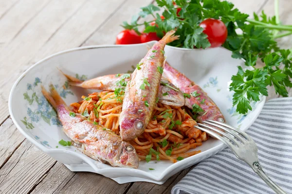 Espaguetis con salmonete rojo —  Fotos de Stock