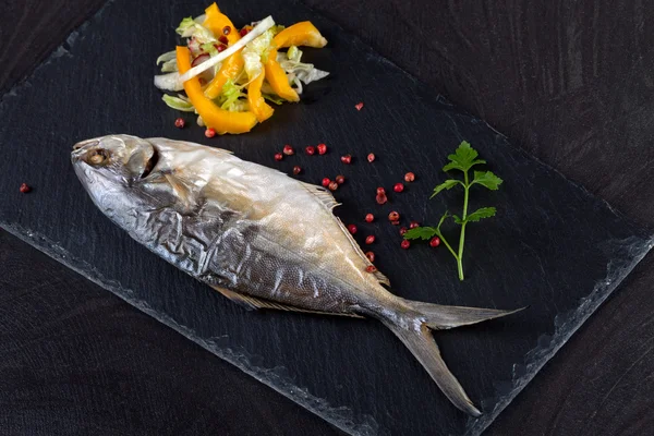 Pesce al forno Trevally — Foto Stock