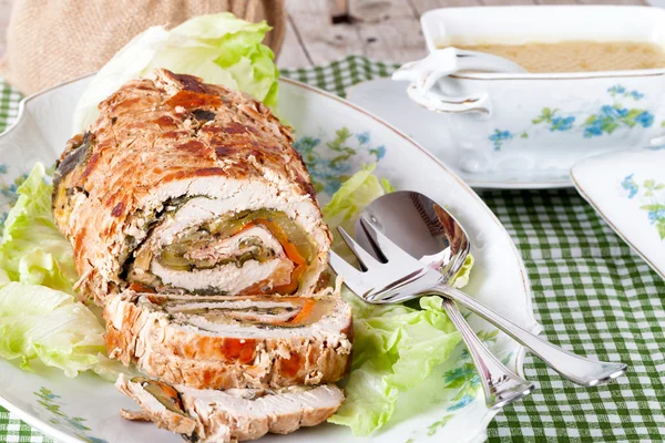 Rouleau de dinde avec sauce — Photo