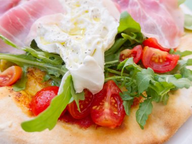 Kahvaltıyı kızarmış yumurta ve domuz pastırması