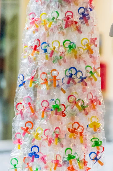 Ciucci colorati per bambini appesi su un display — Foto Stock