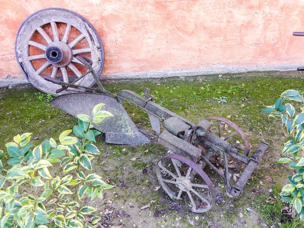 Старое колесо и фермерский инструмент — стоковое фото