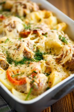 Patates ve köfte ile sebze güveç