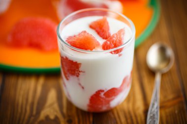 Kırmızı greyfurt ile Yunan yoğurt