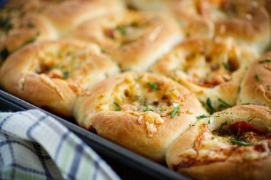 mini pizza peyniri ile doldurulmuş fırında