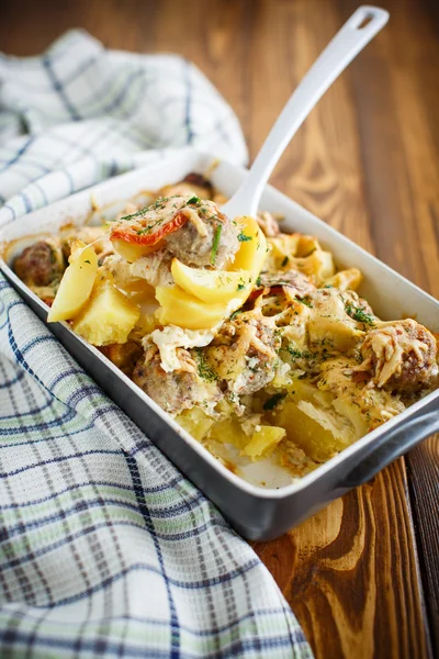 Vegetable casserole with potatoes and meatballs — Stock Photo, Image