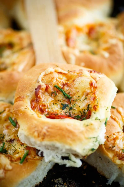 Mini-Pizzen gebacken gefüllt mit Käse — Stockfoto