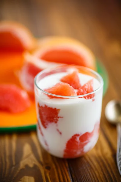 红色葡萄柚与希腊酸奶 — 图库照片