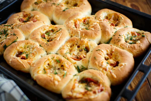 Mini pizzor bakas fyllda med ost — Stockfoto