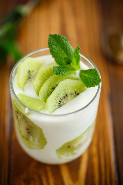 Greek yogurt with kiwi — Stock Photo, Image