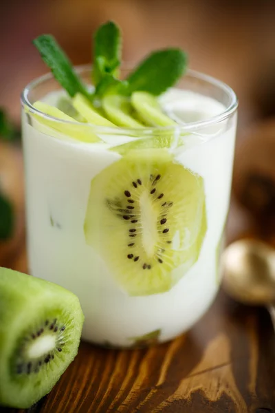 Yogurt greco con kiwi — Foto Stock