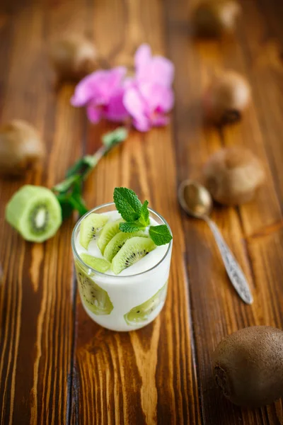 Grekisk yoghurt med kiwi — Stockfoto