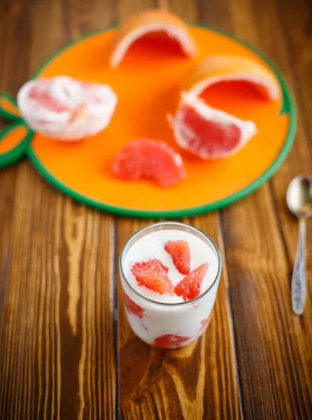 Grekisk yoghurt med röd grapefrukt — Stockfoto