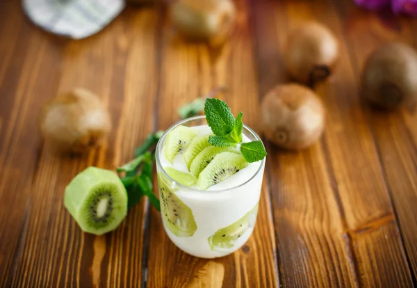 Grekisk yoghurt med kiwi — Stockfoto