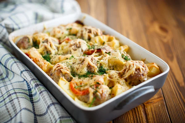 Plantaardige casserole met aardappelen en de gehaktballen — Stockfoto