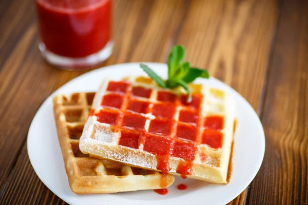 Cialde dolci viennesi con marmellata di fragole — Foto Stock