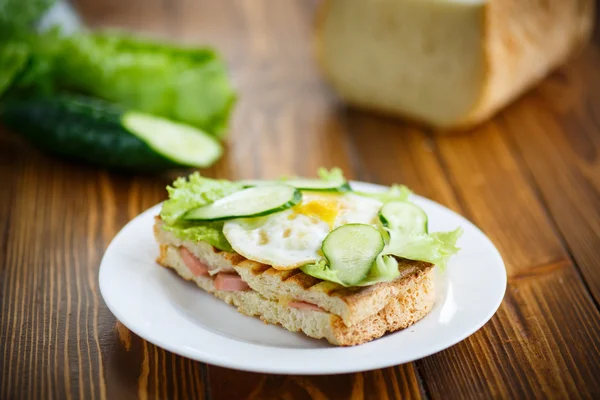 Sandwich mit Wurst, Käse, Salat und Eiern — Stockfoto