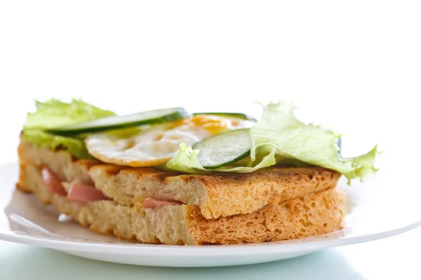 Sandwich with sausage, cheese, lettuce and eggs — Stock Photo, Image