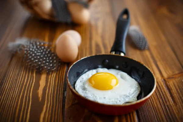 Жареные яйца в сковороде — стоковое фото