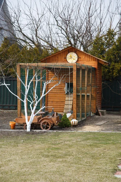 Poulailler maison en bois sur une ferme — Photo