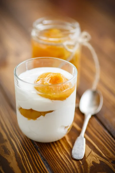 Greek yogurt with canned apricots in a glass — Stock Photo, Image