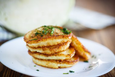 Lahana ve dereotu ile sebze börek