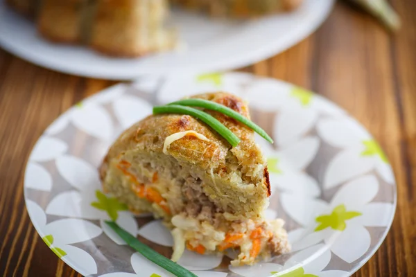 Casserole de pommes de terre avec légumes à l'intérieur — Photo