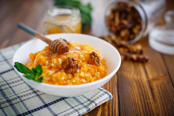 Gachas de calabaza con miel y frutos secos —  Fotos de Stock