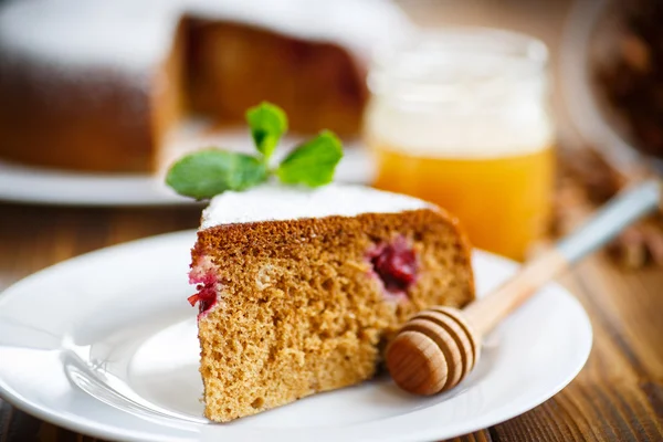 Sweet honey cake with cherries — Stock Photo, Image