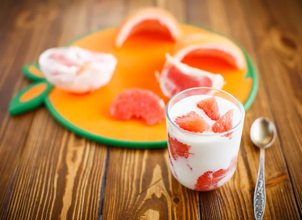 Vörös grapefruit görög joghurt — Stock Fotó