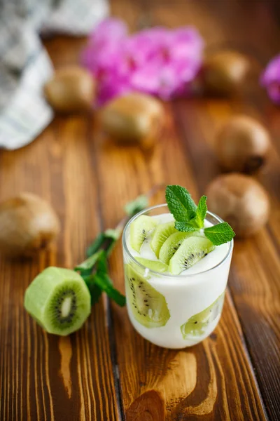 Grecki jogurt z kiwi — Zdjęcie stockowe