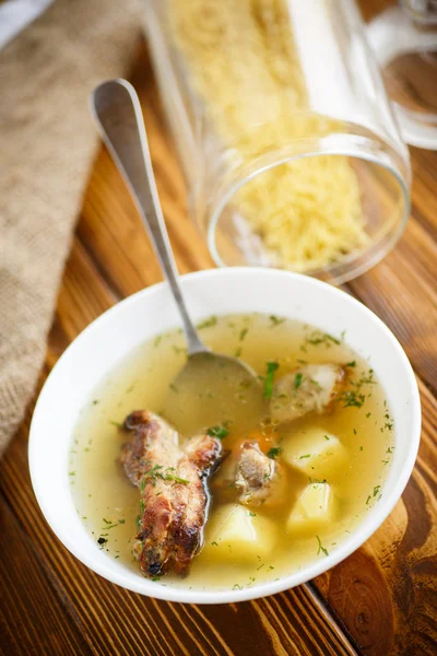 Sopa con pinchos de carne — Foto de Stock