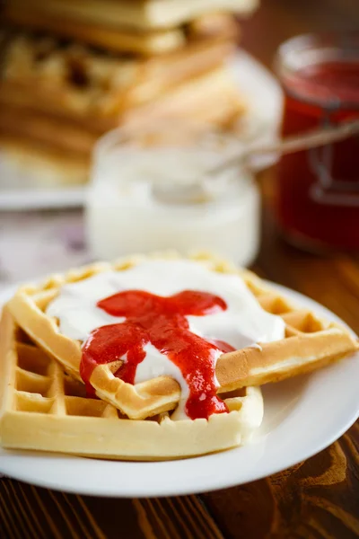 Wiener Waffeln mit Joghurt und Erdbeermarmelade lizenzfreie Stockfotos