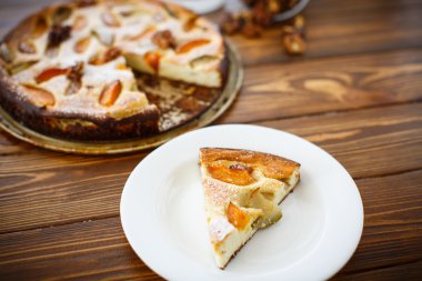 Kayısı ile süzme peynir güveç