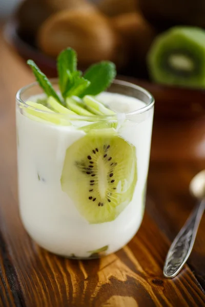 Yogurt greco con kiwi — Foto Stock