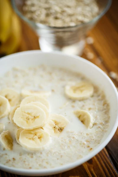 Havermoutpap met banaan — Stockfoto