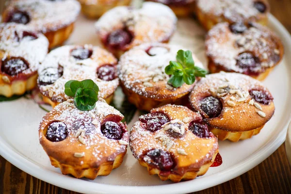 Magdalenas de queso con nueces y cerezas — Foto de Stock