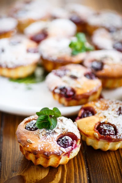 Muffins de queijo com nozes e cerejas — Fotografia de Stock