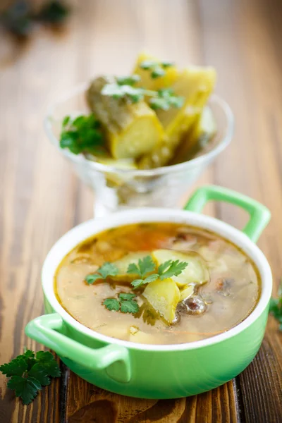 Суп с маринованными огурцами на тарелке — стоковое фото