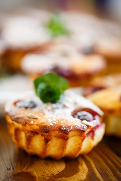 Τυρί muffins με καρύδια και τα κεράσια — Φωτογραφία Αρχείου