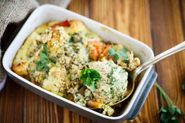 Frikadellen mit Gemüse gebacken — Stockfoto