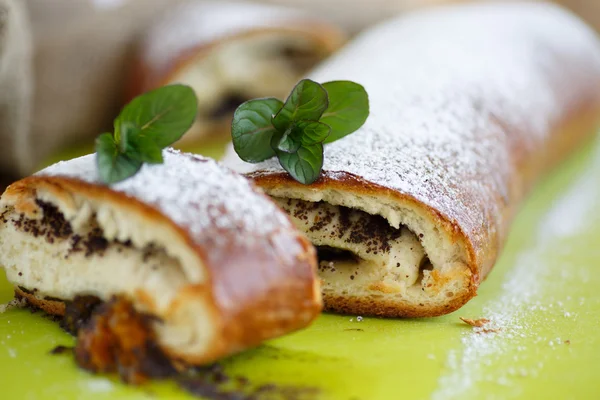 Rollo dulce con semillas de amapola — Foto de Stock