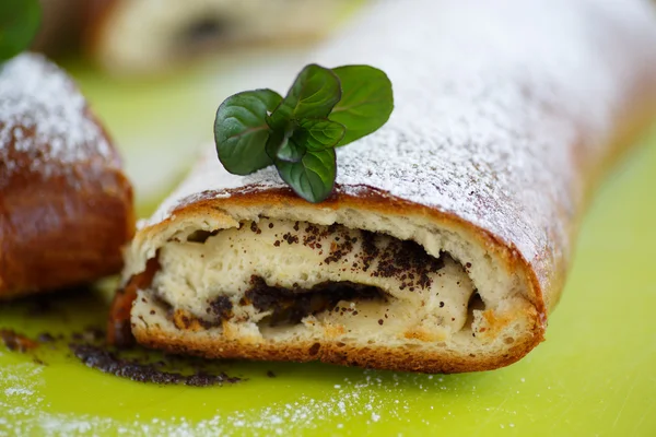 Rolo doce com sementes de papoila — Fotografia de Stock