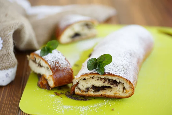 Sweet roll with poppy seeds — Stock Photo, Image