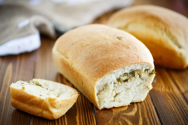 Brot gefüllt mit Käse und Dill — Stockfoto
