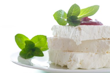 taze süt peynir reçel ile