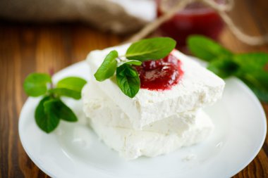 taze süt peynir reçel ile