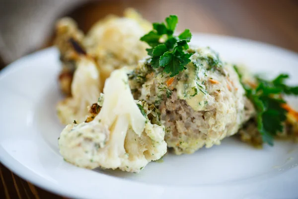 Köttbullar i ugn med blomkål — Stockfoto